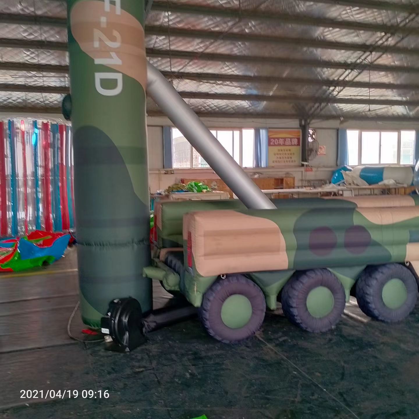 钟山军事演习中的充气目标车辆：模拟发射车雷达车坦克飞机